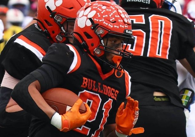 Derez Sayles (21) of Waterloo runs the ball against Cahokia in the Class 4A second round football game at Waterloo High School on Saturday, November 9, 2024. Paul Baillargeon